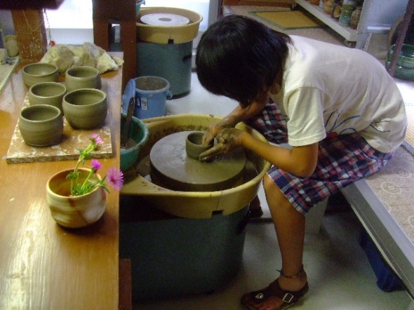 孫娘のロクロ作業